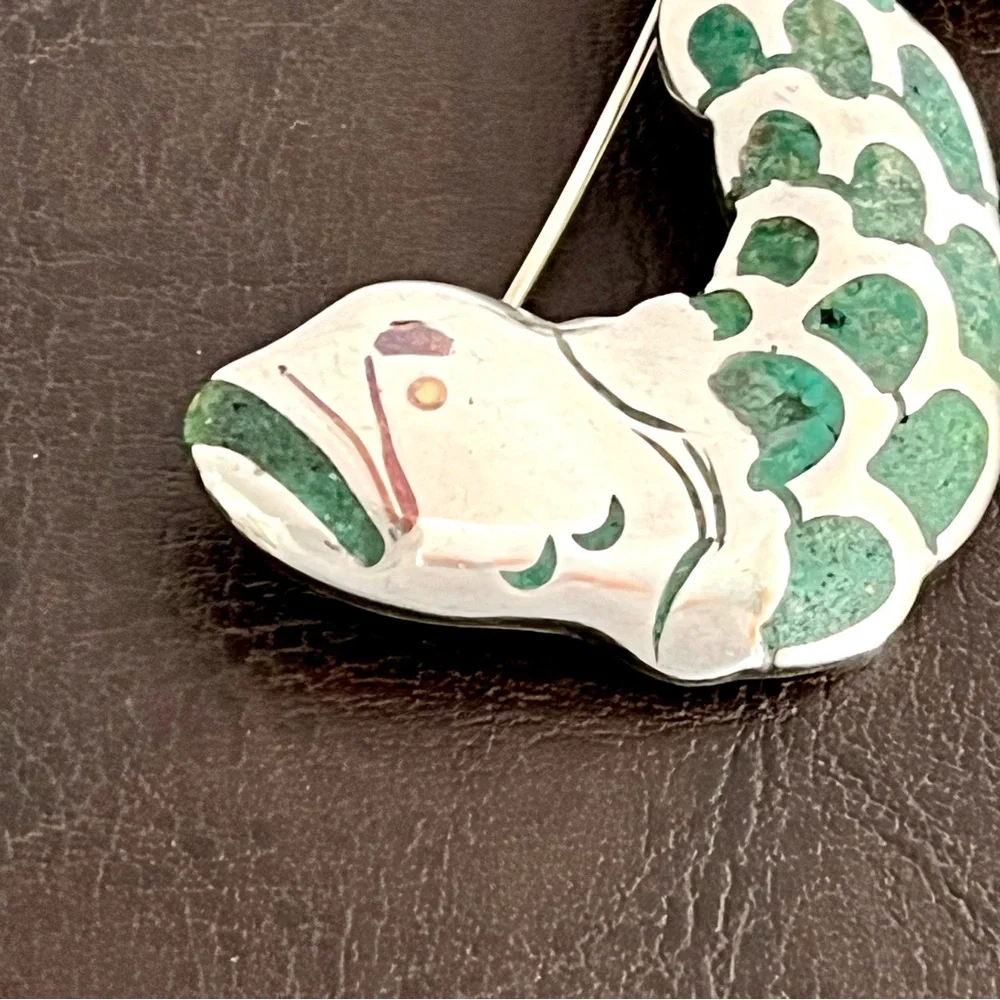 🟩SALE🟩 Vintage Signed Los Castillo sterling  crushed stone inlay fish pendant - Picture 6 of 10